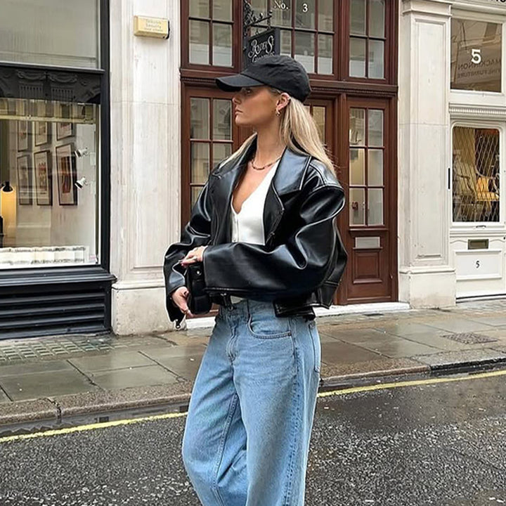 Damen Cropped Boxy‑Bikerjacke aus Lederimitat mit markanter Schulterpartie und kastiger Silhouette Drune