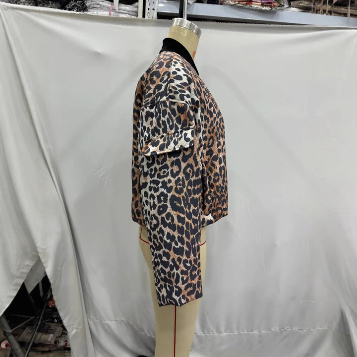 Damen nan cropped Leopard-Bomber mit Boxy-Schnitt, Reißverschluss und Utility-Ärmeltasche Drune
