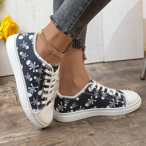 Damen lässiger Plateausneaker mit Totenkopf-Print, fransigem Canvasrand und verstärkter Zehenkappe Drune