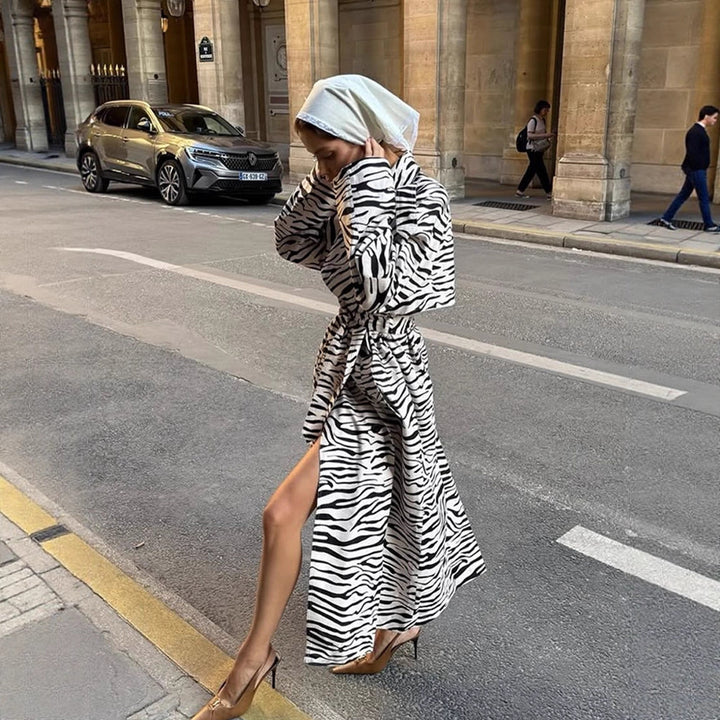 Damen Maxilanger Trenchcoat im Animal-Print mit voluminösem Schalkragen, bindegürtel und kastiger Silhouette Drune