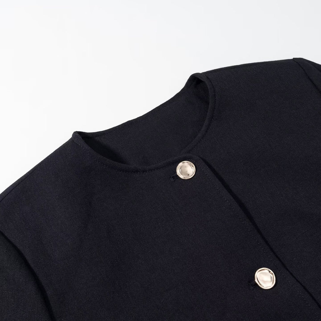 Damen Kurzblazer ohne Kragen mit Rundhalsausschnitt, Zierknopf‑Verschluss und paspelierten Taschen Drune