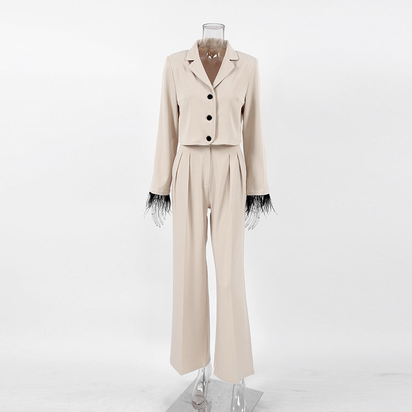 Damen schickes Anzug-Set mit eleganten Federn an den Ärmeln und hohem Bund Drune