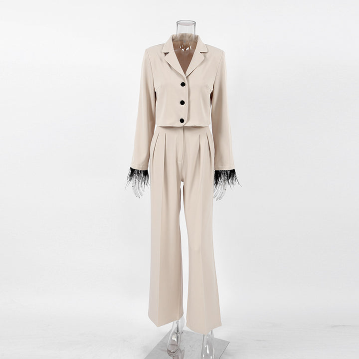 Damen schickes Anzug-Set mit eleganten Federn an den Ärmeln und hohem Bund Drune
