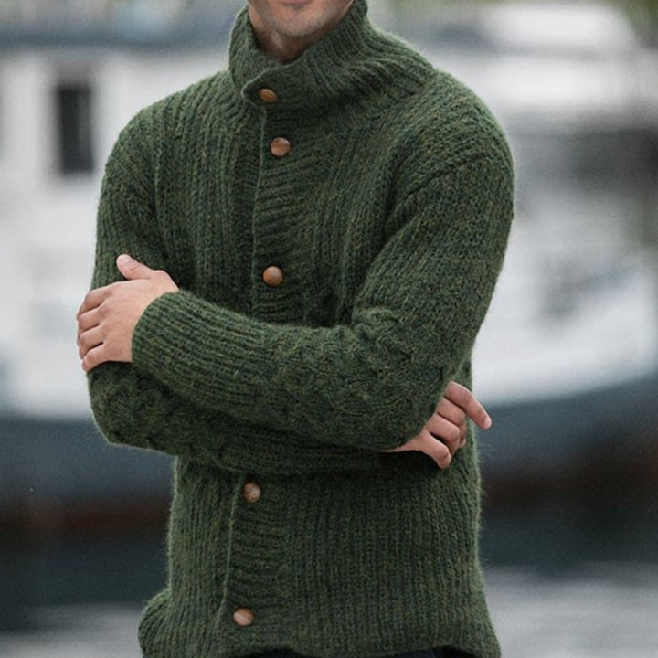 Herren Strickjacke mit dekorativem Zopfmuster und praktischem Stehkragen Drune
