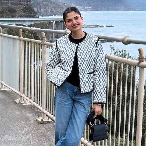Damen Kurzboxy-Steppjacke mit Kontrastpaspelierung und Rundhalsausschnitt Drune
