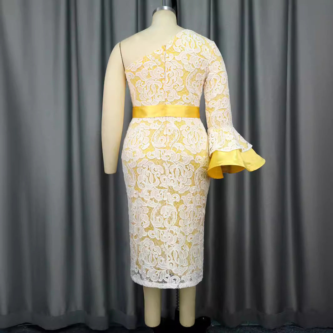 Damen Spitzenkleid mit asymmetrischem Schnitt und eleganten Volantärmeln Drune