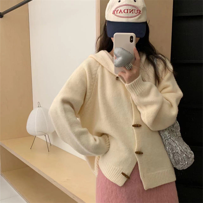 Damen Grobstrickjacke mit praktischer Kapuze und dekorativen Holzknöpfen Drune
