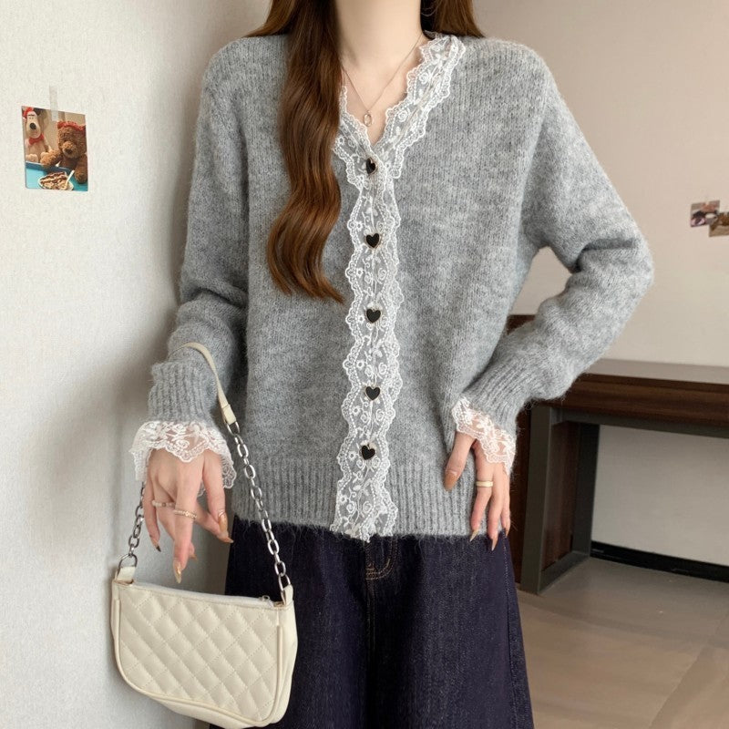 Damen Strickjacke mit Spitzenakzenten und Herzknöpfen Drune