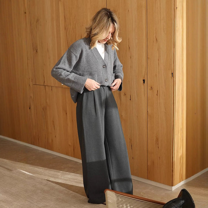 Damen Boxy Strickjacke mit V-Ausschnitt, aufgesetzten Taschen und Hornknöpfen Drune