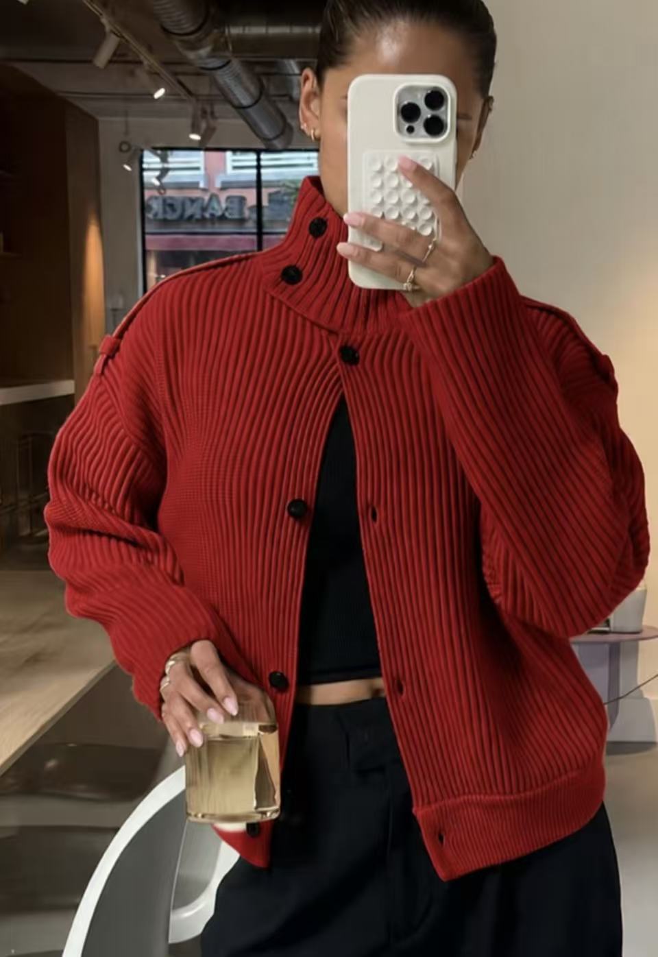 Damen 80+ kurzer Rippstrick‑Cardigan mit hohem Stehkragen und Knopfleiste Drune