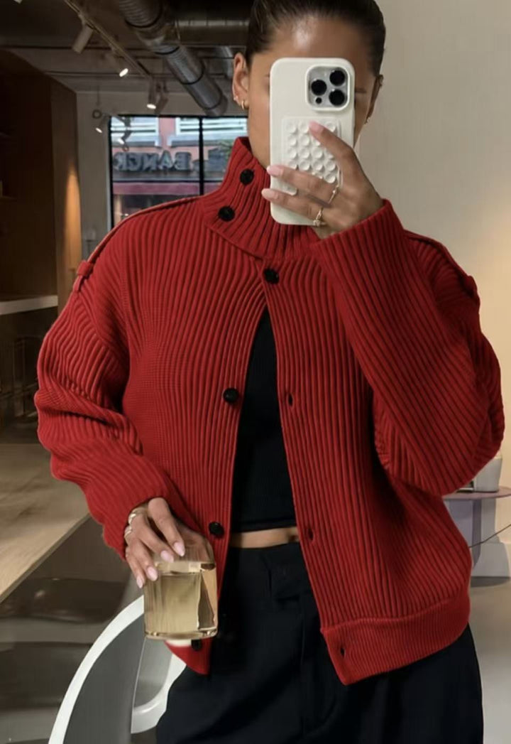 Damen 80+ kurzer Rippstrick‑Cardigan mit hohem Stehkragen und Knopfleiste Drune