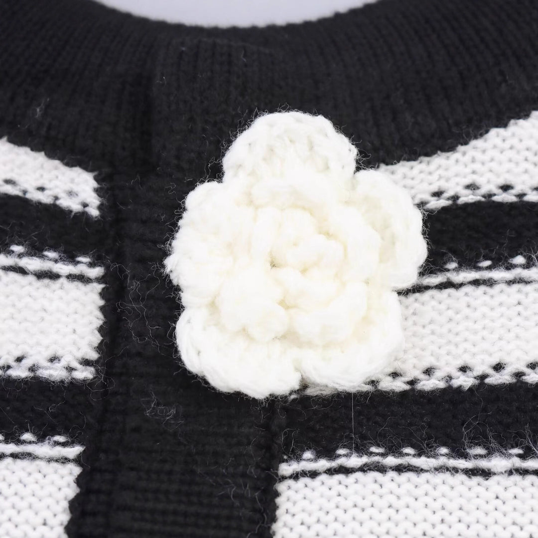 Damen vielseitige gestreifte Strickjacke mit floralen Knöpfen Drune