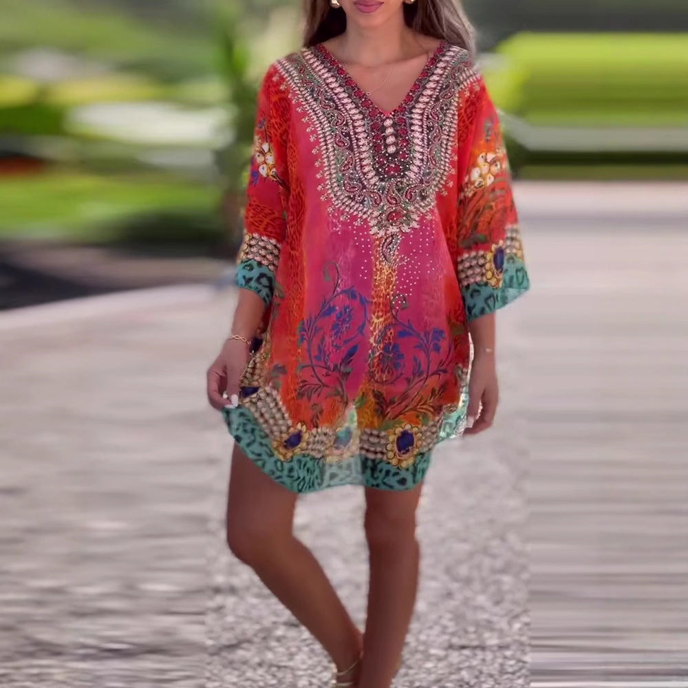Damen Strandkleid im farbenfrohen Boho-Stil mit verspieltem Design und tiefem V-Ausschnitt Drune
