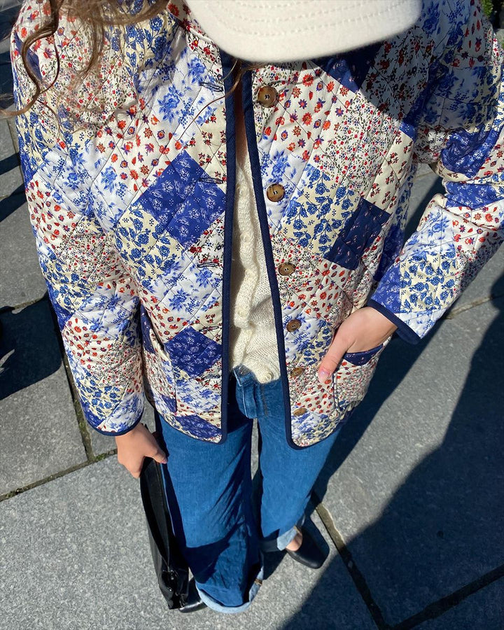 Damen Patchwork Steppjacke mit floralem Design und sichtbarer Knopfleiste Drune