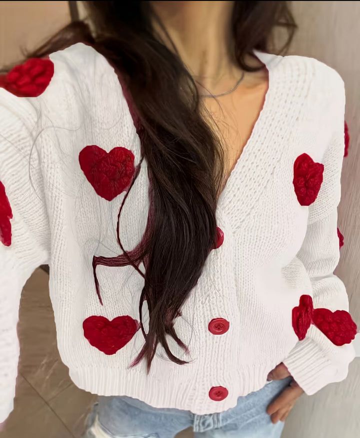 Damen Kurzgeschnittener V-Ausschnitt-Cardigan mit geprägten Herz-Applikationen und Schmuckknöpfen Drune