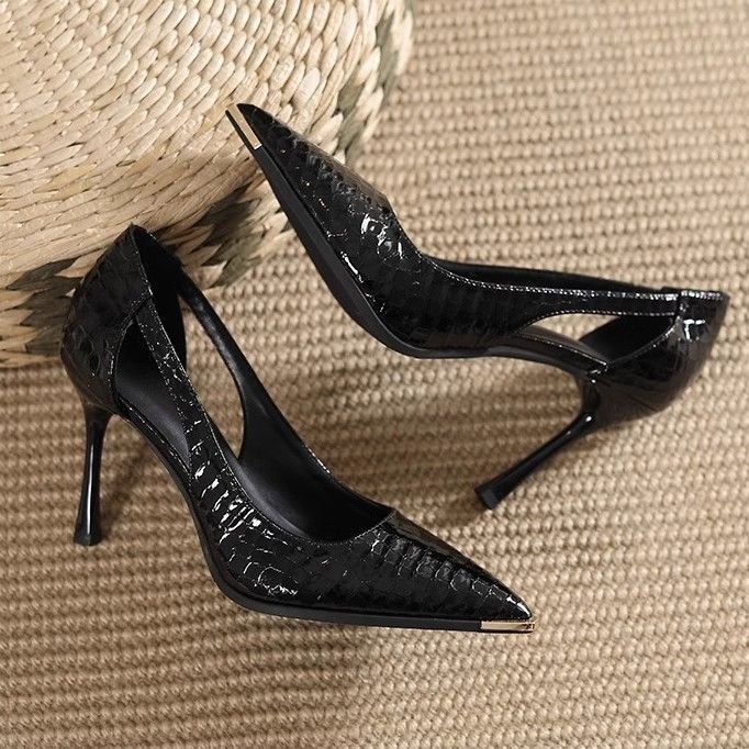 Damen Seitlich ausgeschnittene Lackpumps mit Krokoprägung und Metallkappe Drune