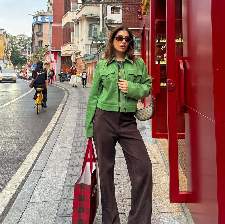 Damen Cropped Veloursjacke mit Hemdkragen, Reißverschluss und Zierringen Drune