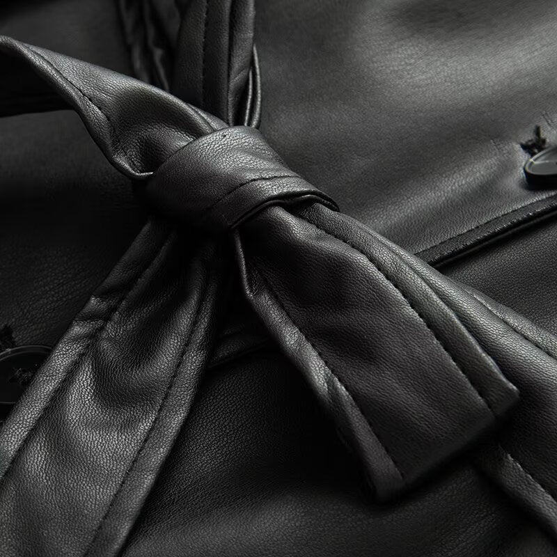 Damen kurze Kunstleder‑Trenchjacke mit Taillengürtel und Schultercape Drune
