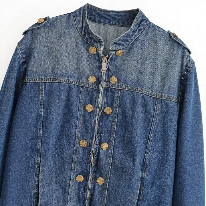 Damen Jeansjacke im Military‑Stil mit Stehkragen, doppelter Zierknopfleiste und Schulterklappen Drune