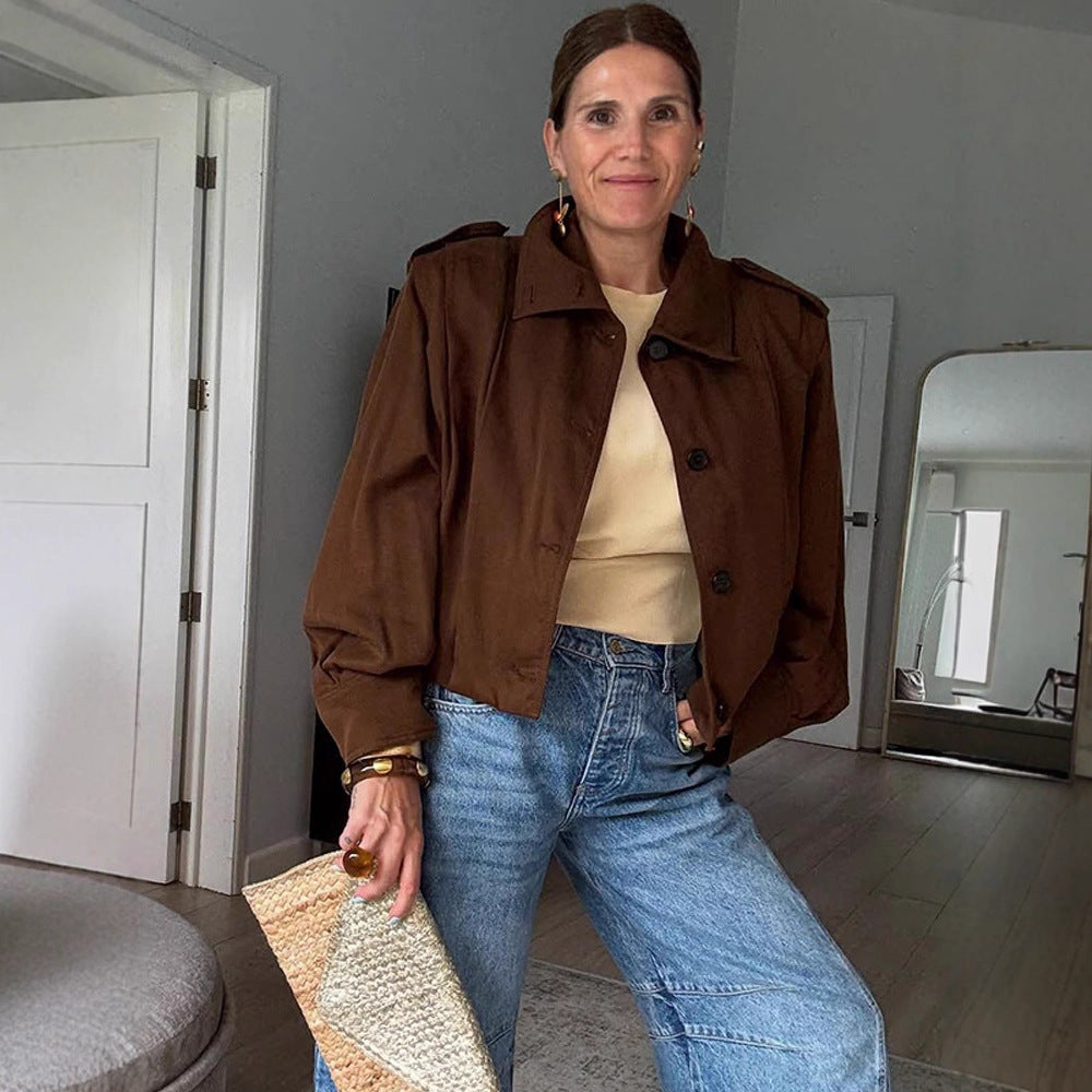 Damen Kurzboxy-Jacke mit Schulterpatten, kastiger Silhouette und geknöpfter Front Drune