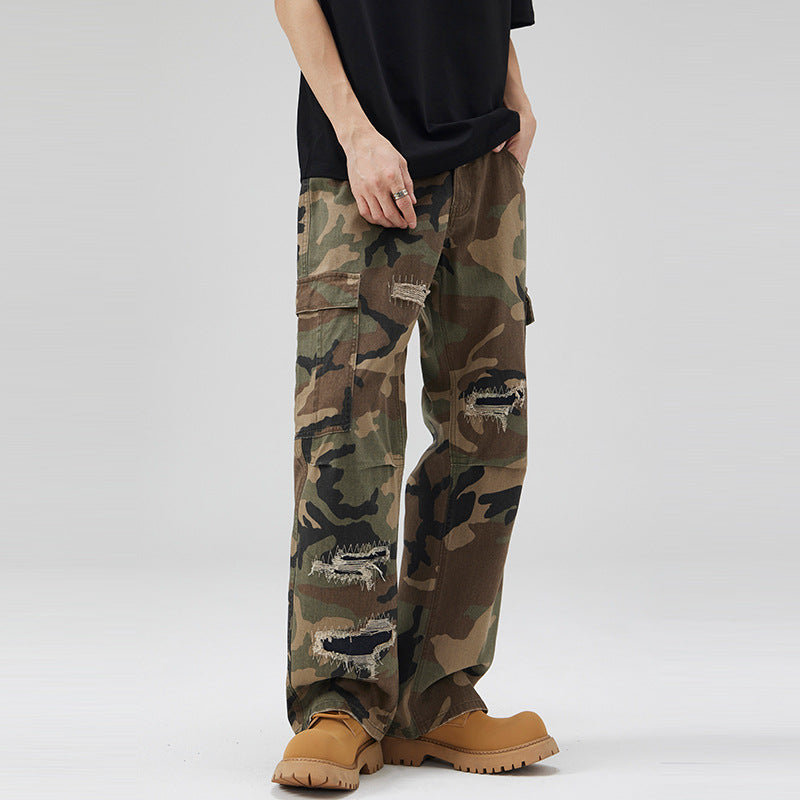 Herren weite Cargo-Hose im Camouflage-Look mit bewusst aufgerissenen Details und großen Pattentaschen Drune