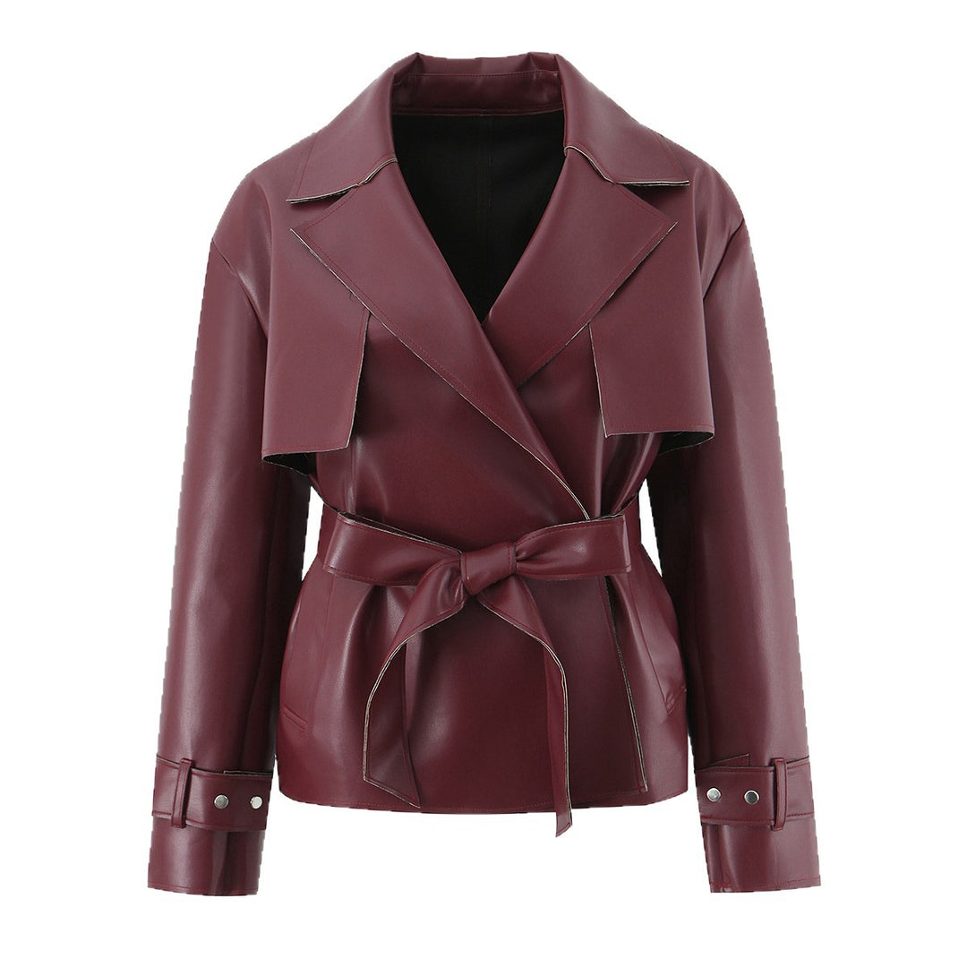 Damen Taillierte kurze Trenchjacke mit Bindegürtel und Cape-Detail aus veganer Lederoptik Drune