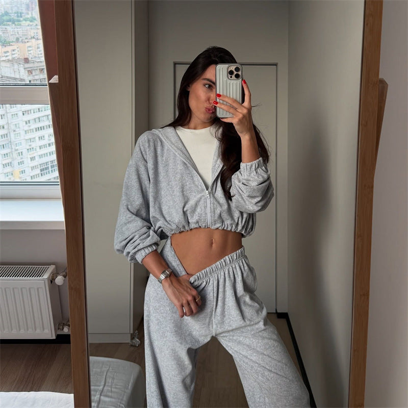 Damen cropped Kapuzen-Zipjacke mit gerafftem Elastiksaum und hochtaillierter Relax-Hose aus softem Sweat Drune
