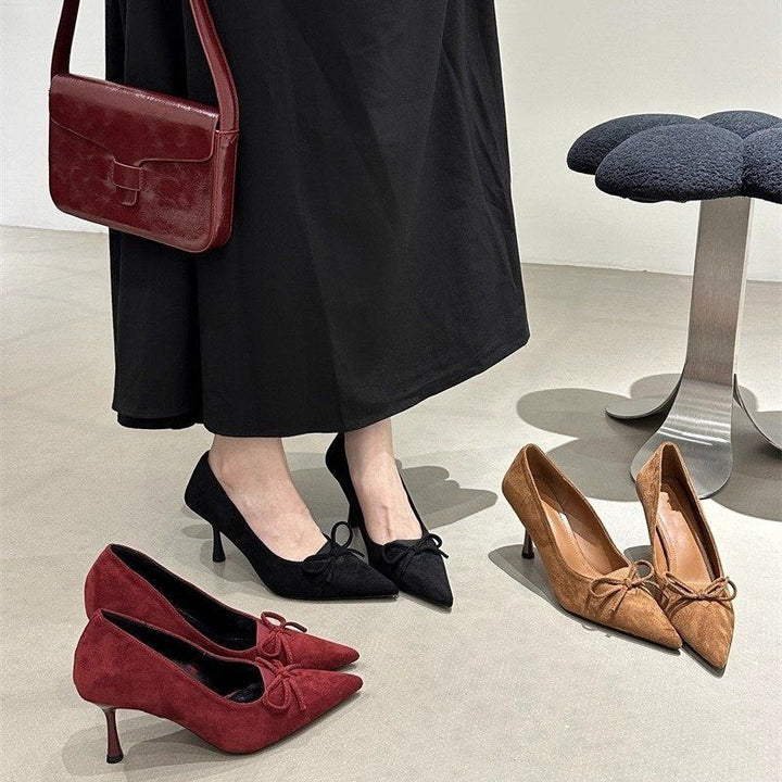 Damen Spitz zulaufende Wildleder‑Pumps mit skulpturiertem Kittenabsatz und Zierknoten Drune