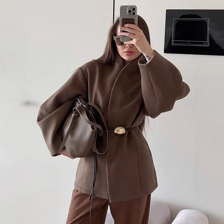 Damen Kurzjacke mit Wickelverschluss, taillierendem Ledergürtel und Muschelschließe Drune