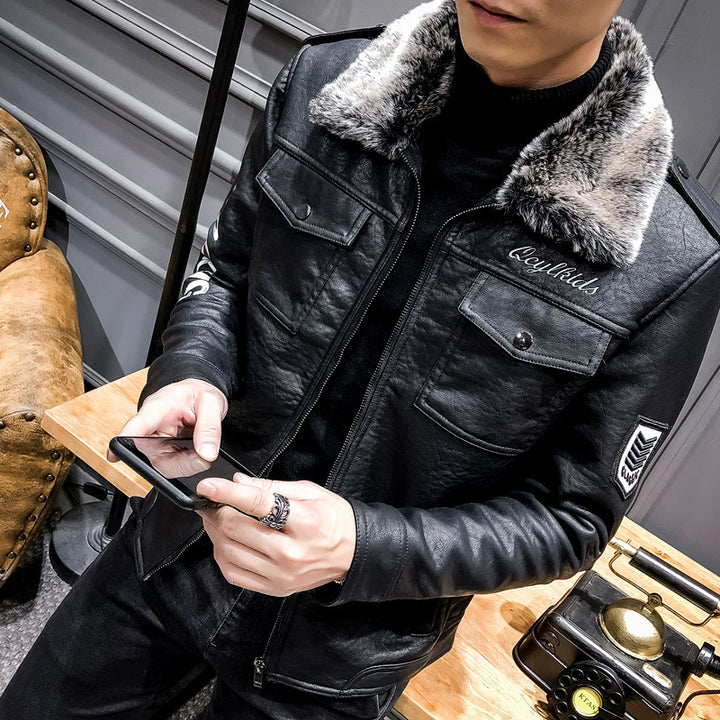 Herren Biker-Lederjacke mit Kunstfellkragen und militärischen Abzeichen Drune