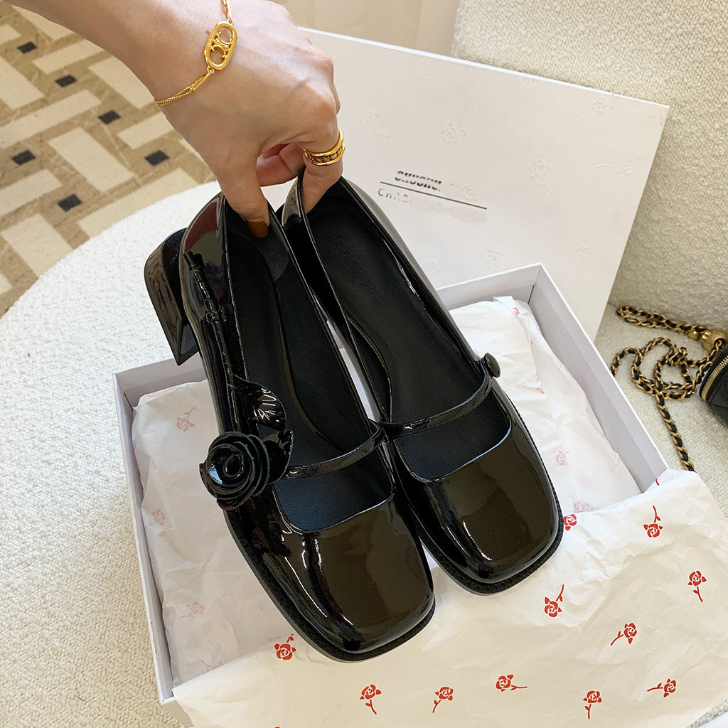 Damen elegante Lackleder-Pumps mit Riemchen und floraler Applikation Drune