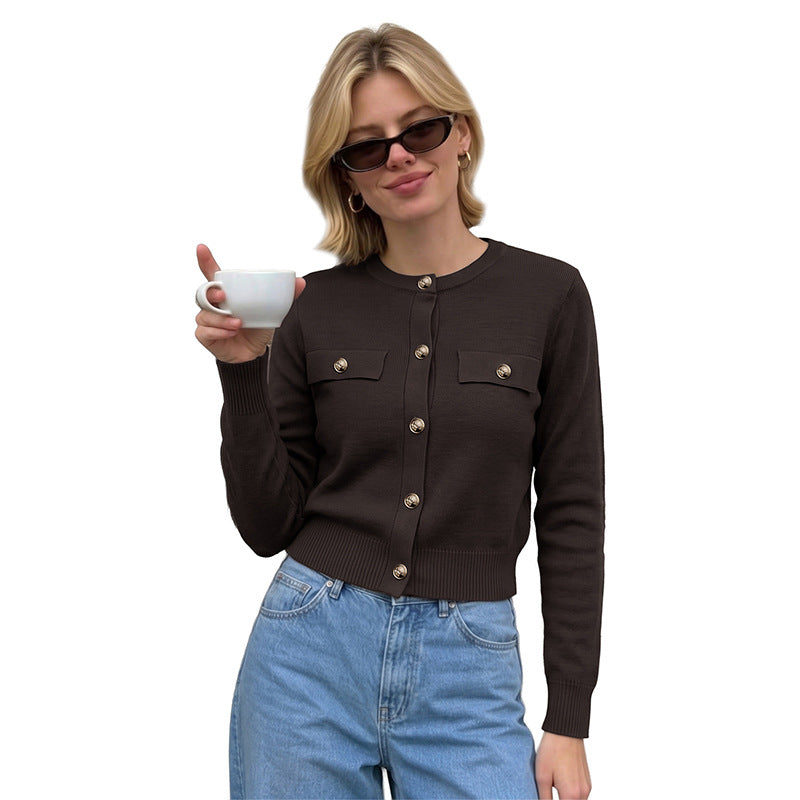 Damen Kurzgeschnittener Feinstrick-Cardigan mit Zierpatten und goldfarbenen Knöpfen Drune