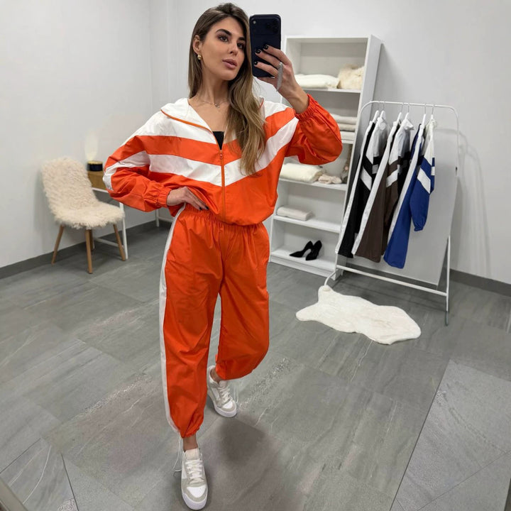 Damen retro Nylon-Trainingsanzug mit Kapuzen-Zipjacke und weiter hochgeschnittener Hose Drune