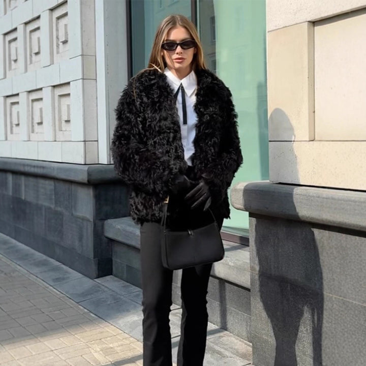Damen Boxy-Kurzmantel aus gewelltem Faux-Fur mit strukturierter Wellenoptik und offener Front Drune