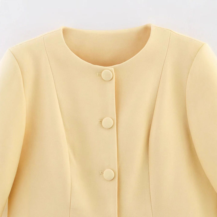 Damen nan taillierte Rundhals-Blazerjacke mit verdeckter Knopfleiste, Pattentaschen und figurformenden Teilungsnähten Drune