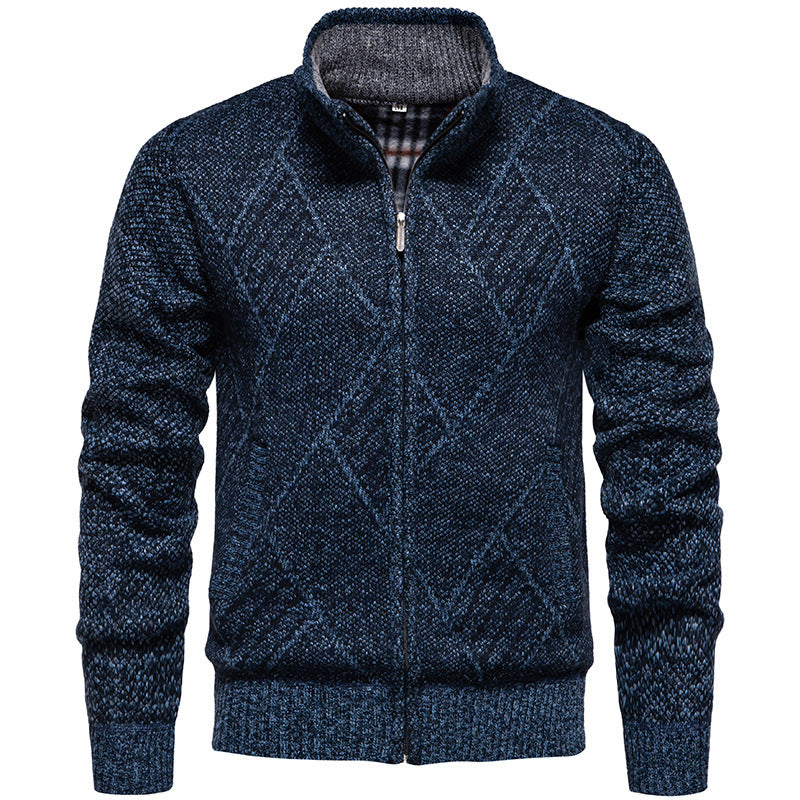 Herren Strickjacke mit modernem Zopfmuster und hohem Kragen Drune