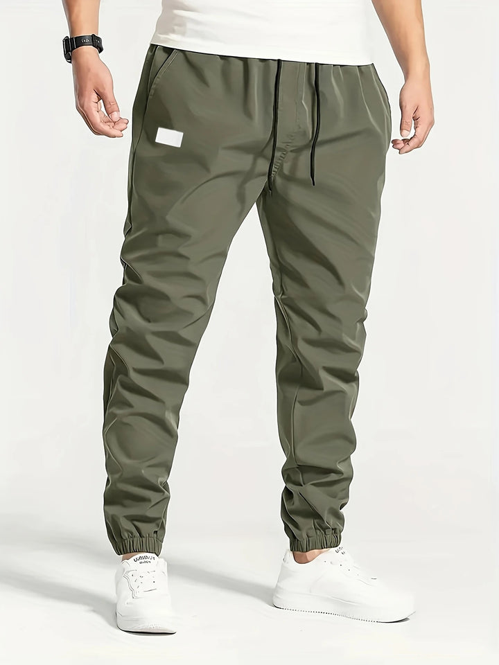 Herren Slim‑Tapered Tech‑Joggerhose mit Tunnelzugbund, elastischen Knöchelbündchen und funktionalen Seitentaschen Drune