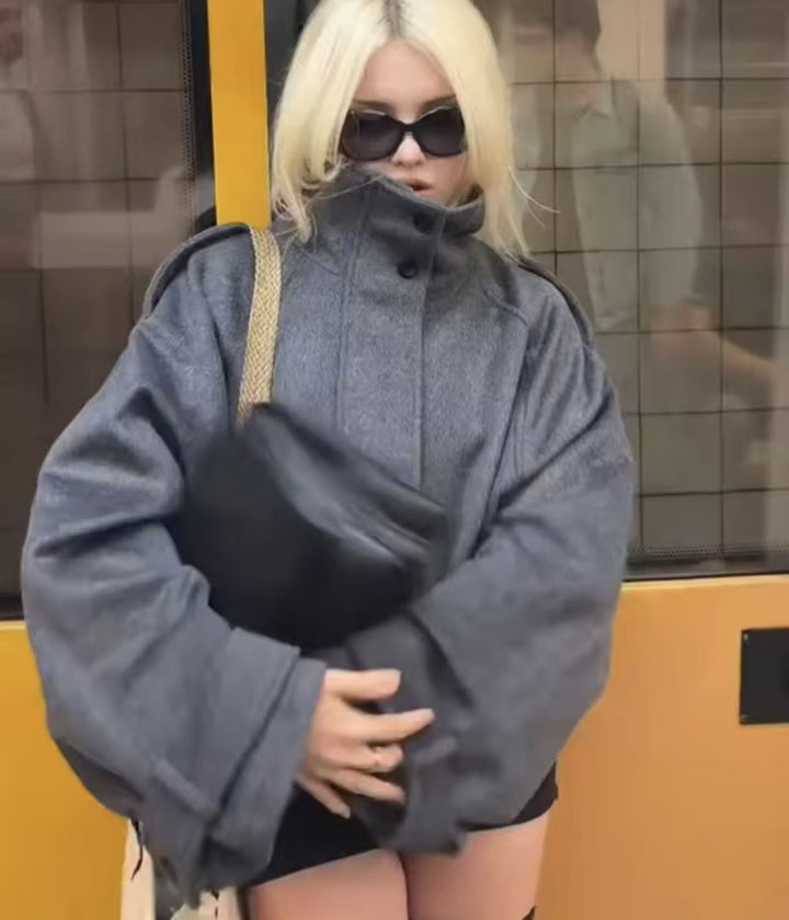 Damen Kurzmantel im Cape‑Look mit hohem Stehkragen, Epauletten und weiten Raglanärmeln Drune