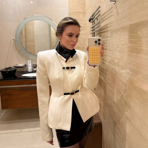 Damen Taillierter Blazer mit Stehkragen, Wiener Nähten und dekorativen Gurtverschlüssen Drune