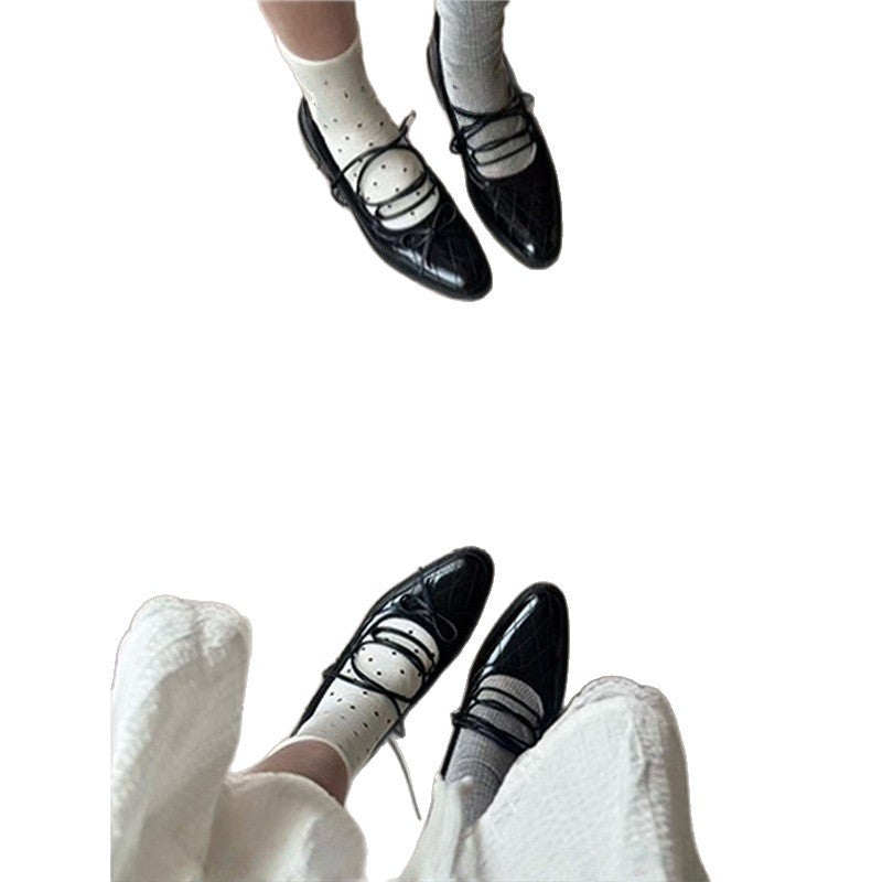 Damen Gepolsterte Mary-Jane Ballerina in Steppoptik mit Lackfinish und zarten Schnürriemen Drune