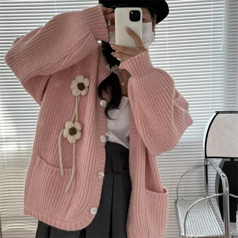 Damen Strickjacke mit verspielten Blumenapplikationen und großen Taschen Drune