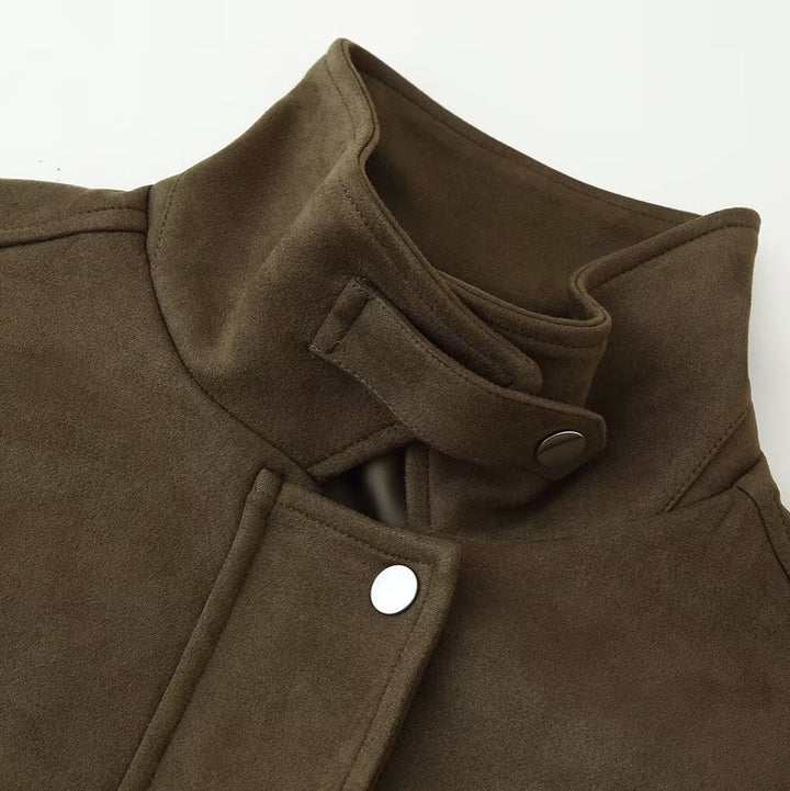 Damen Kurzjacke im Utility‑Stil aus Wildlederoptik mit Stehkragen und Cargo‑Klappentaschen Drune