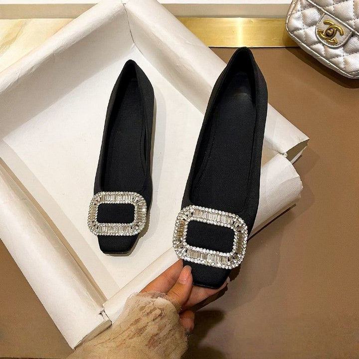 Damen Satin-Ballerinas mit quadratischer Zehenbox, mittlerem Blockabsatz und Kristallschnalle Drune