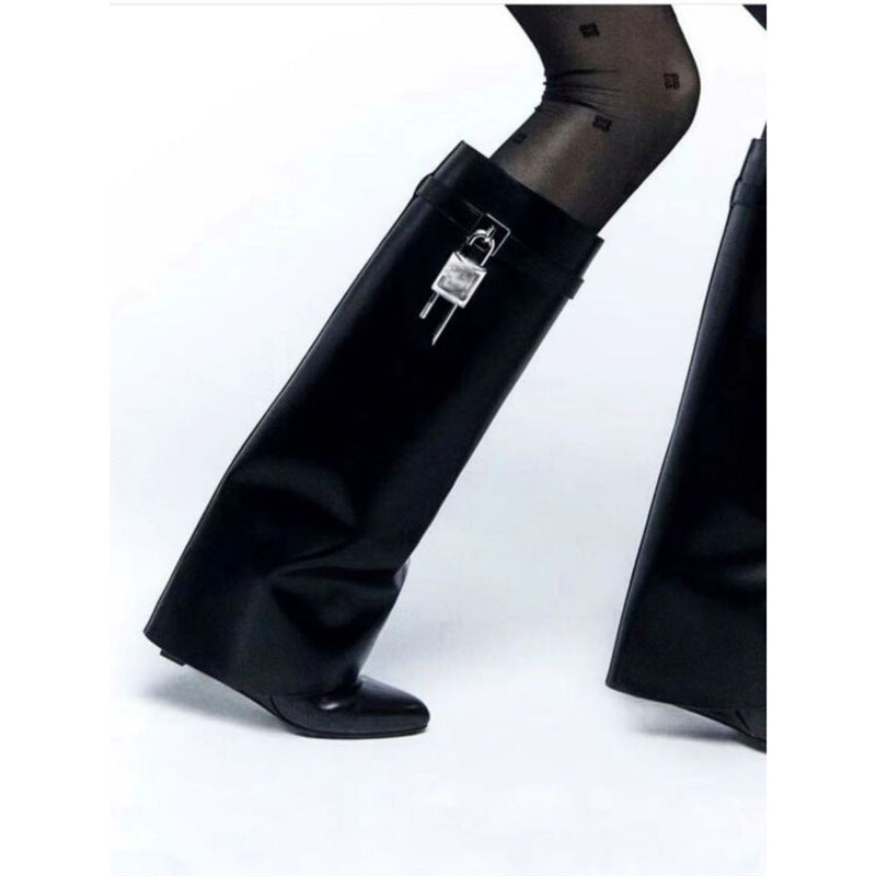 Damen Kniehohe Lederoptik‑Stiefel mit spitzer Zehenkappe, flachem Absatz und Schlossapplikation Drune