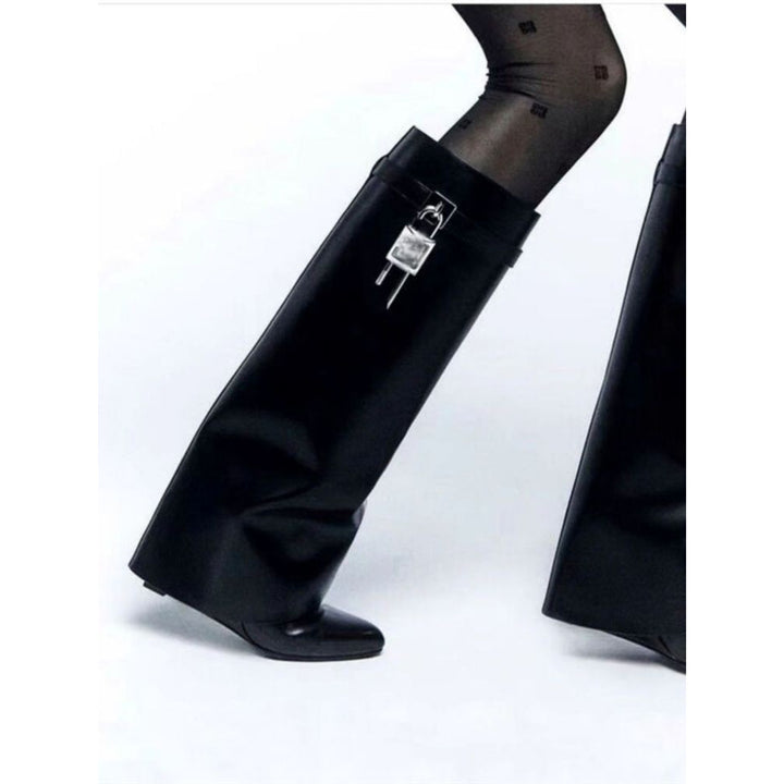 Damen Kniehohe Lederoptik‑Stiefel mit spitzer Zehenkappe, flachem Absatz und Schlossapplikation Drune
