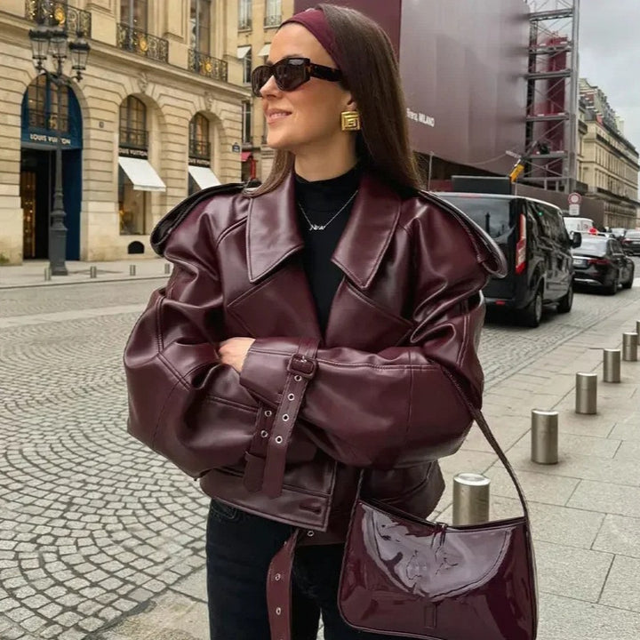 Damen 300+ taillierte Cropped-Bikerjacke aus Kunstleder mit großem Revers, Schulterklappen und Taillengürtel Drune