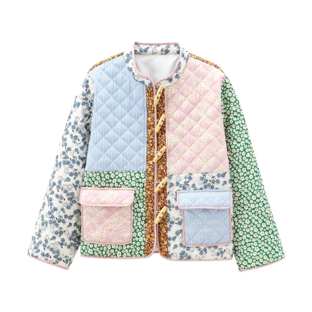 Damen nan retro-inspirierte gesteppte Patchworkjacke mit Stehkragen, Holzknopf-Verschlüssen und aufgesetzten Klappentaschen Drune