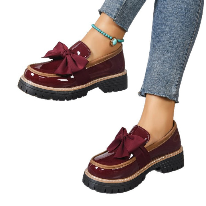 Damen Plateau-Loafer aus Lacklederoptik mit profilierter Gummisohle und Zierschleife Drune