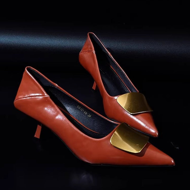 Damen Spitz zulaufende Lack‑Pumps mit niedrigem Kitten‑Absatz und dekorativer Metallapplikation Drune