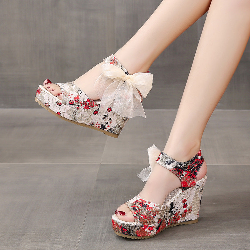 Damen Wedge-Sandaletten mit floralem Design und dekorativem Schleifendetail Drune